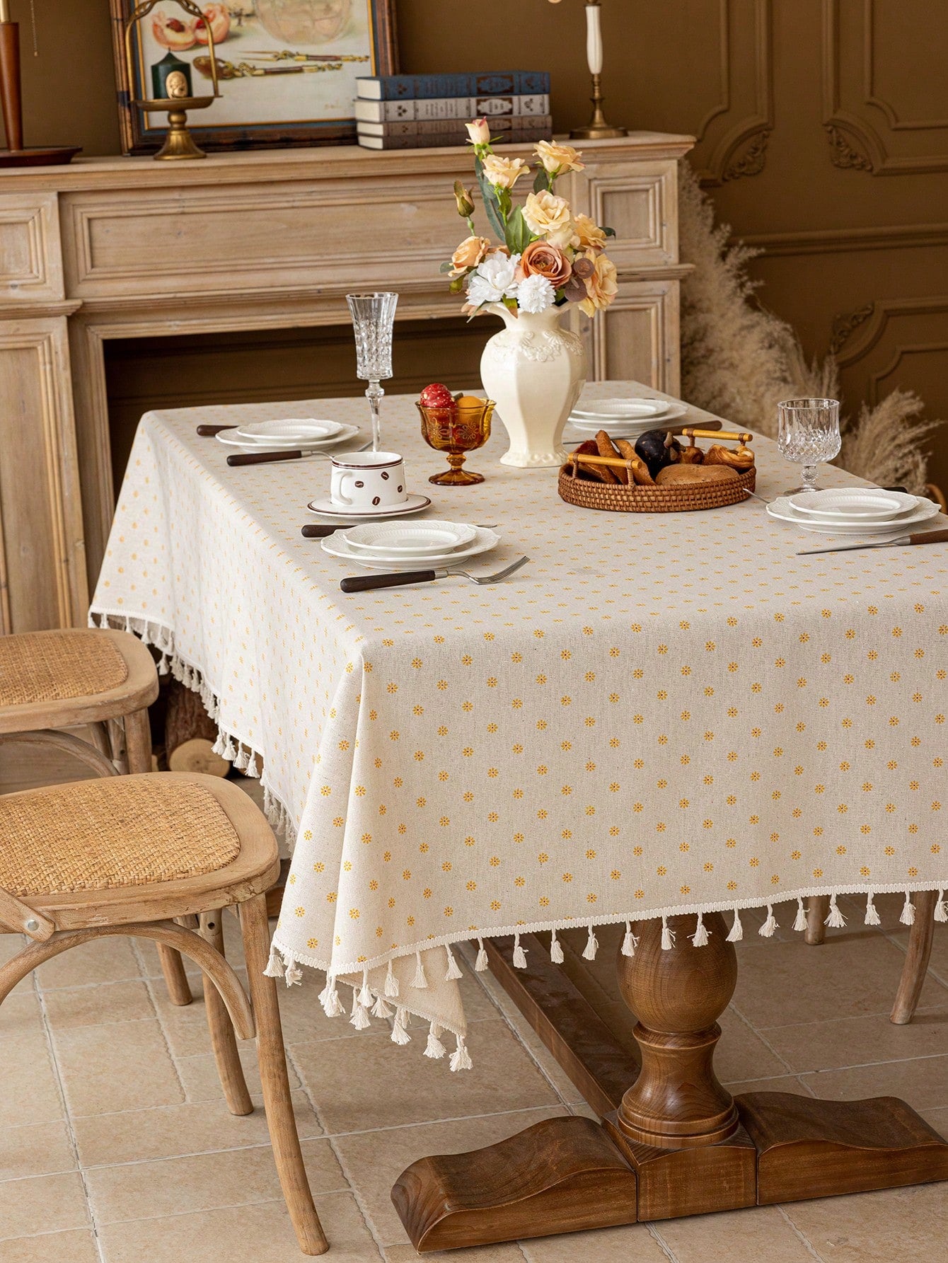 1Pc Autumn Daisy Floral Tablecloth with Tassels, Country Style Yellow Floral Table Cover, Dust Cover for Coffee Table, Bedside Cabinet, Suitable for Dining Room, Kitchen, Picnic, Dinner, Party, Holiday, Room Decor