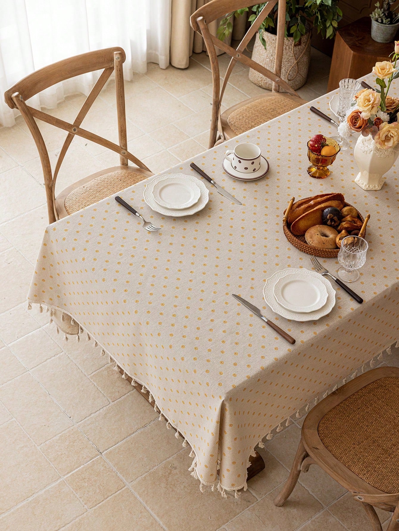 1Pc Autumn Daisy Floral Tablecloth with Tassels, Country Style Yellow Floral Table Cover, Dust Cover for Coffee Table, Bedside Cabinet, Suitable for Dining Room, Kitchen, Picnic, Dinner, Party, Holiday, Room Decor